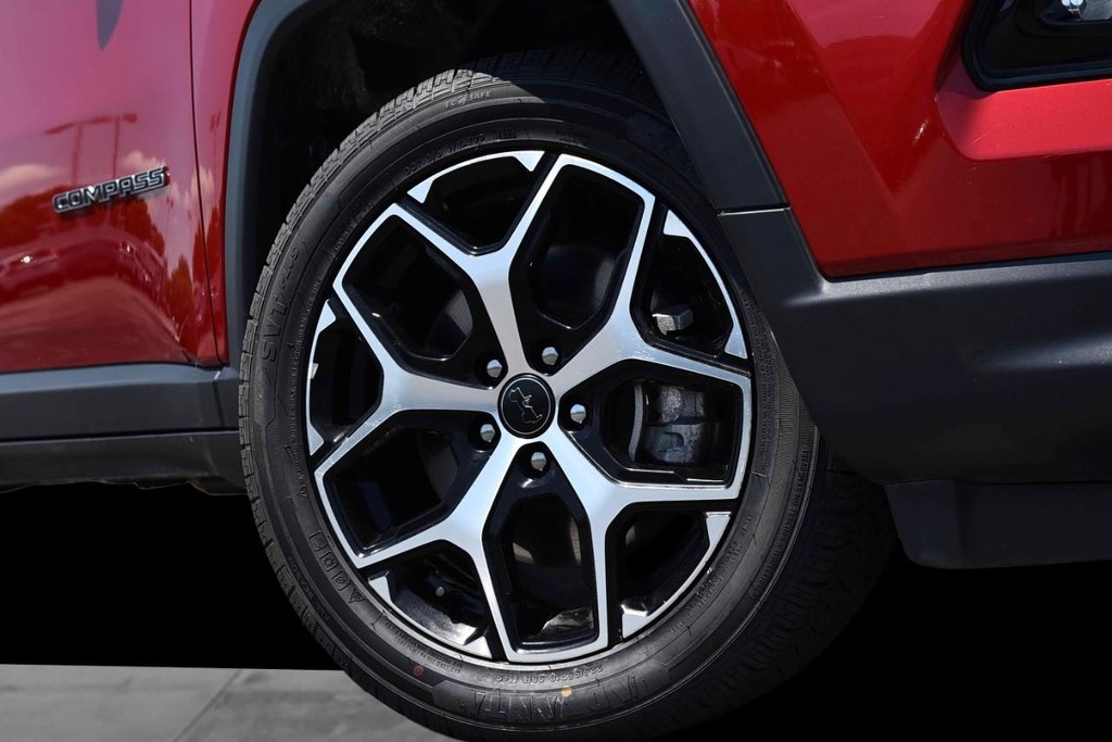 Jeep Compass Vehicle Full-screen Gallery Image 3