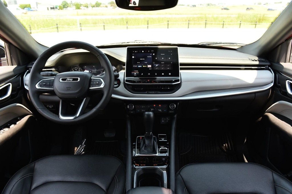 Jeep Compass Vehicle Full-screen Gallery Image 7
