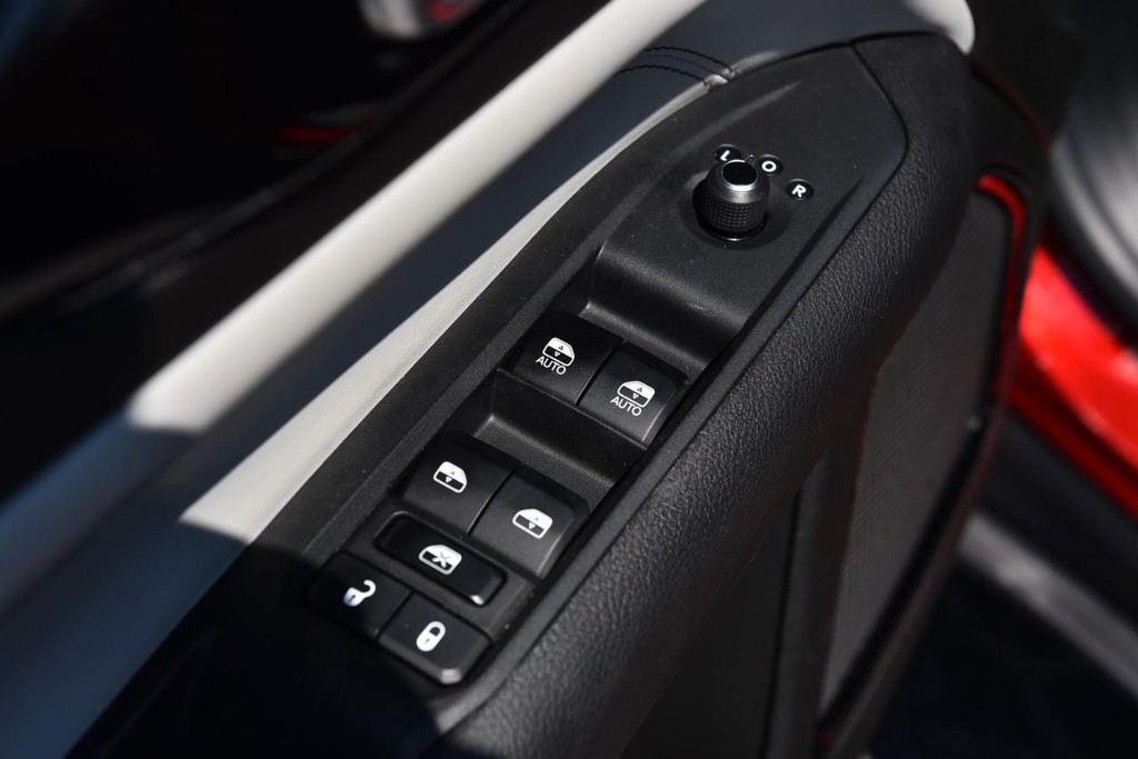 Jeep Compass Vehicle Full-screen Gallery Image 8