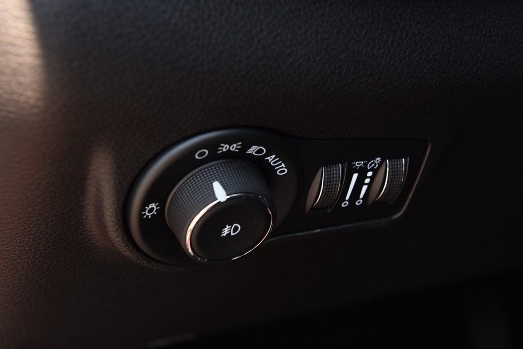Jeep Compass Vehicle Full-screen Gallery Image 11