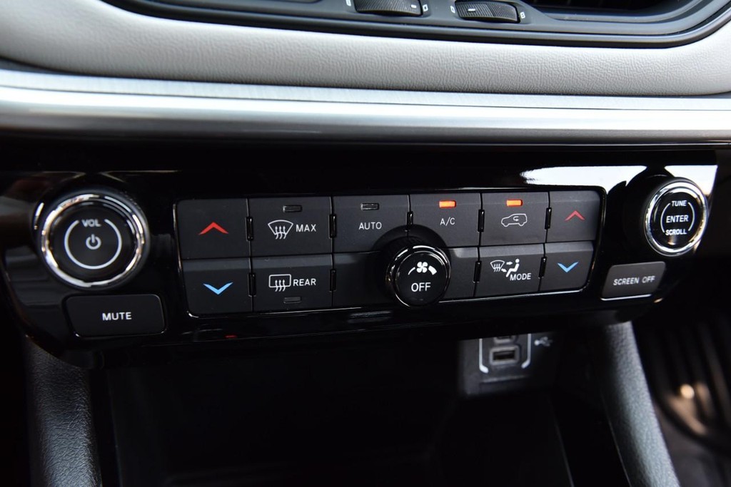 Jeep Compass Vehicle Full-screen Gallery Image 16