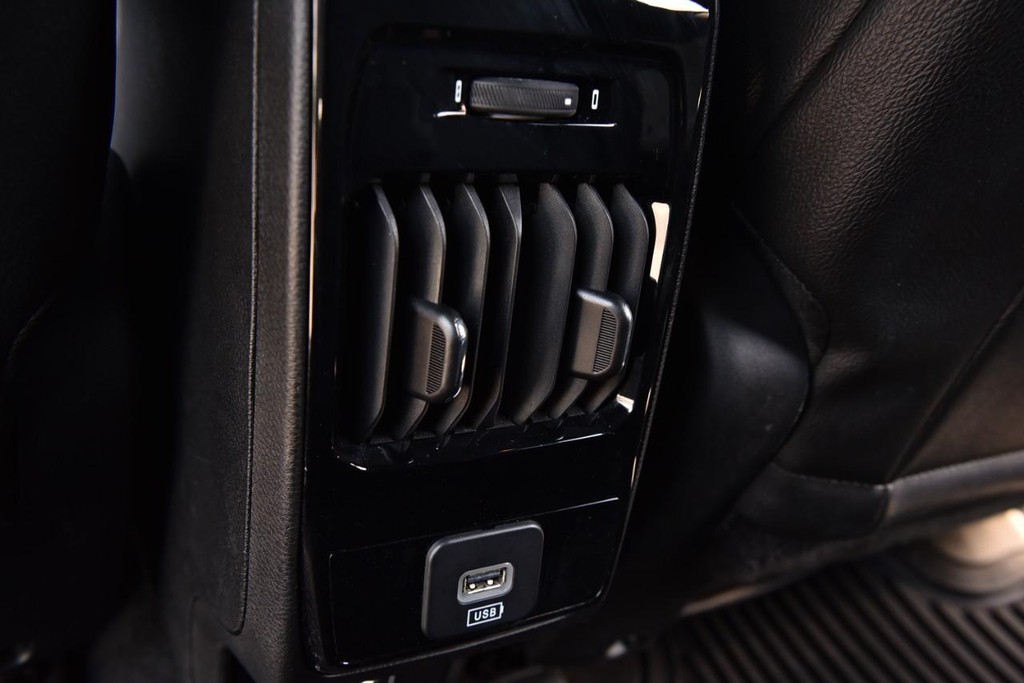 Jeep Compass Vehicle Full-screen Gallery Image 24