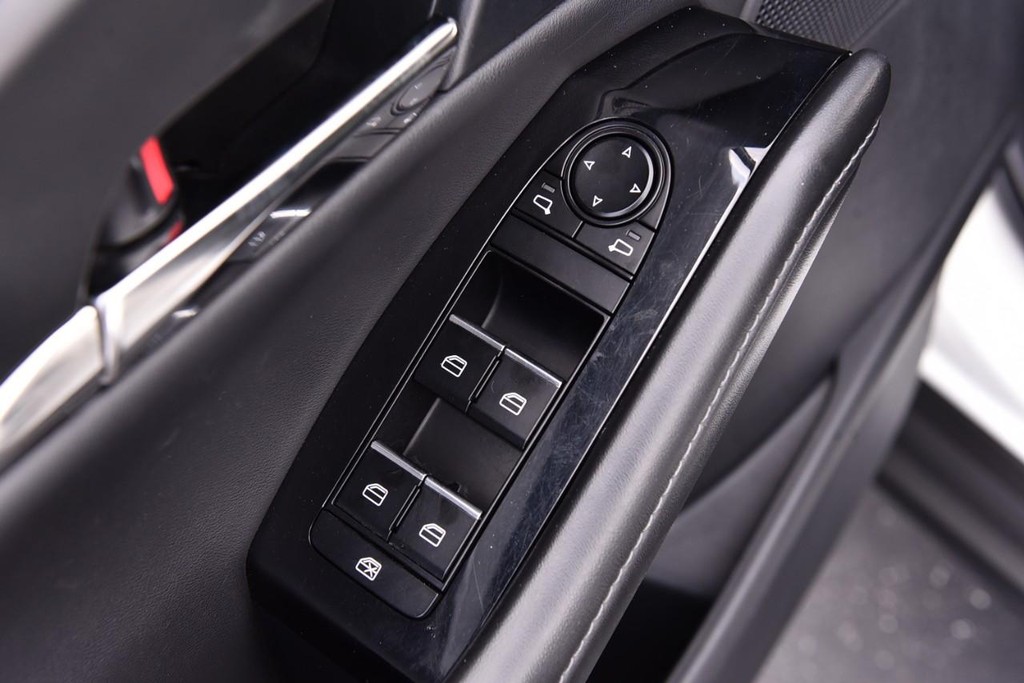 Mazda CX-30 Vehicle Full-screen Gallery Image 8