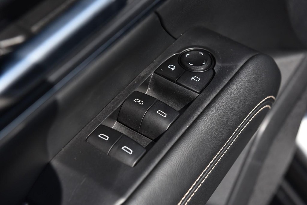 GMC Terrain Vehicle Full-screen Gallery Image 8
