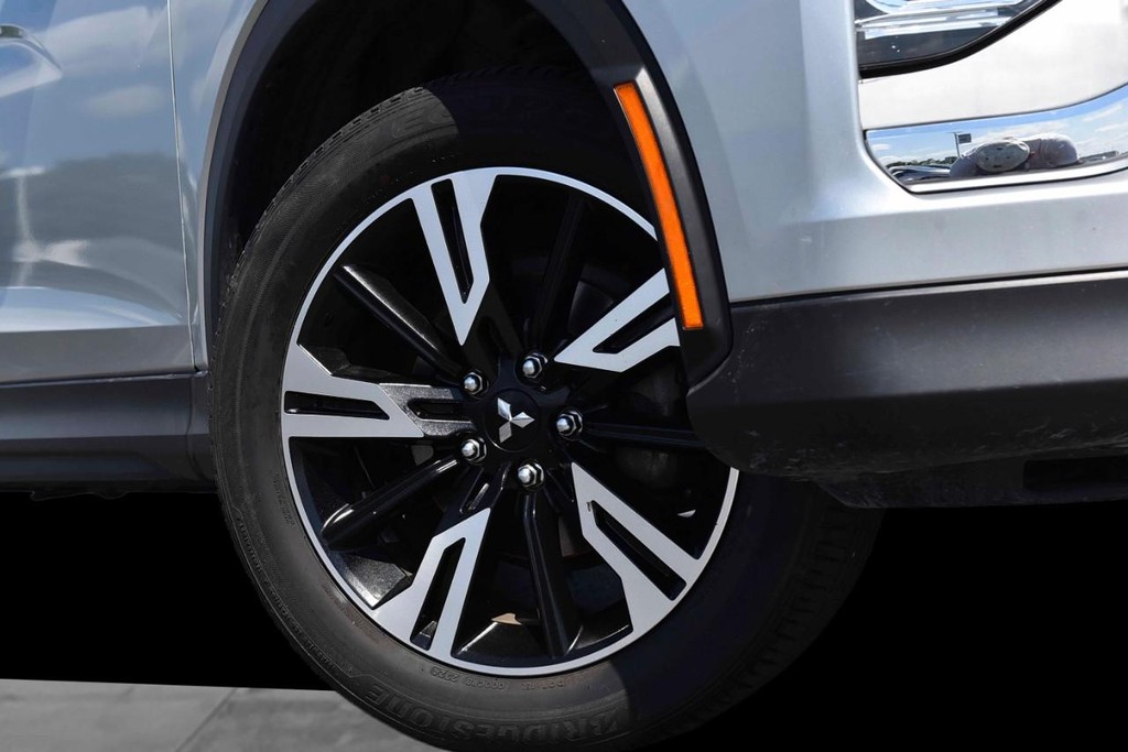 Mitsubishi Eclipse Cross Vehicle Full-screen Gallery Image 3