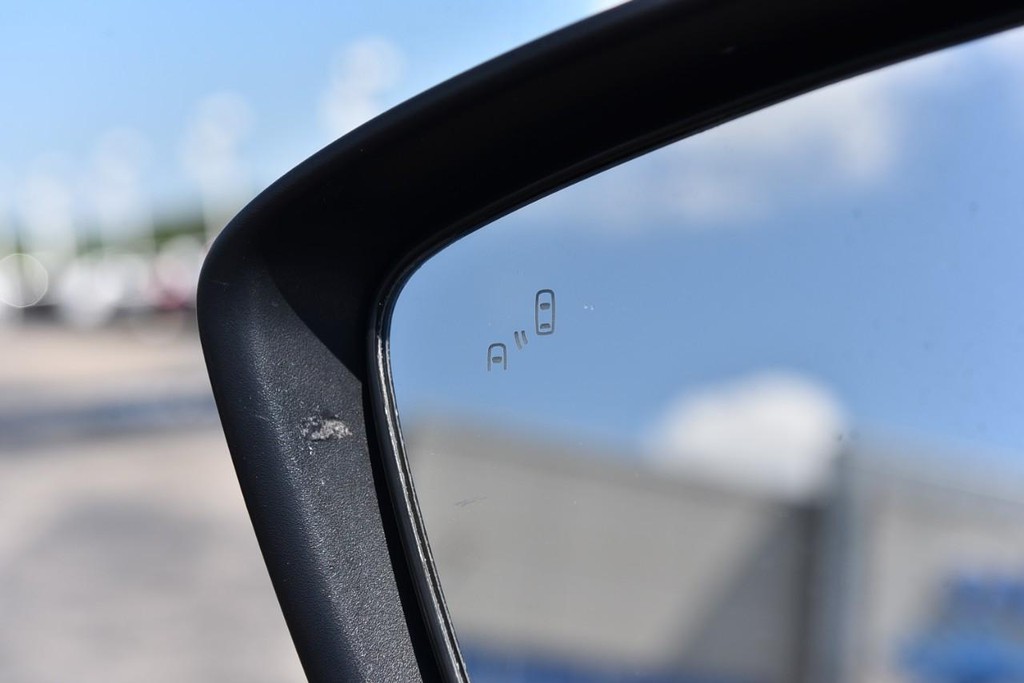 Mitsubishi Eclipse Cross Vehicle Full-screen Gallery Image 10