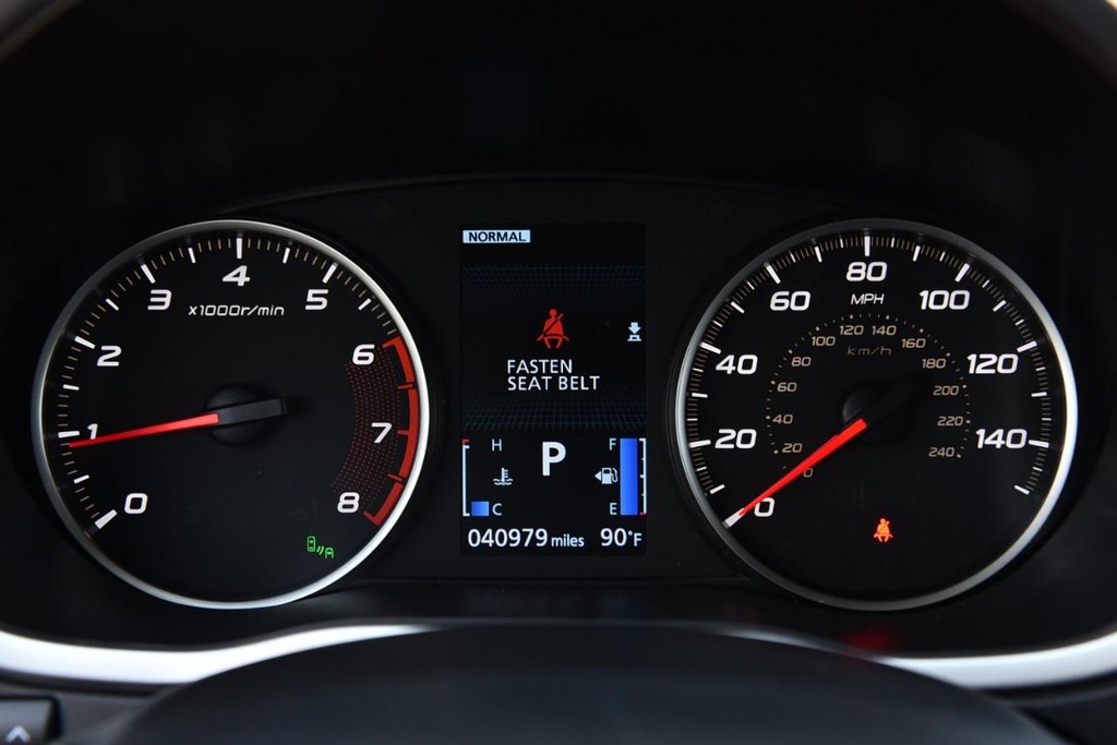 Mitsubishi Eclipse Cross Vehicle Full-screen Gallery Image 12