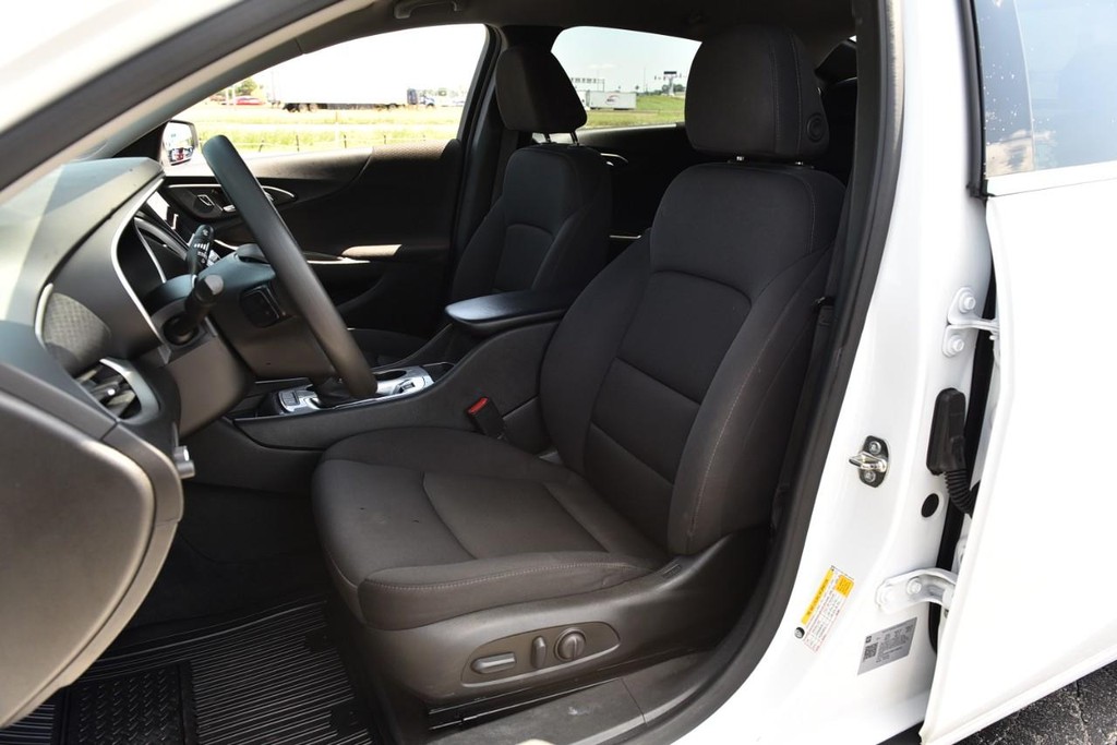 Chevrolet Malibu Vehicle Full-screen Gallery Image 17