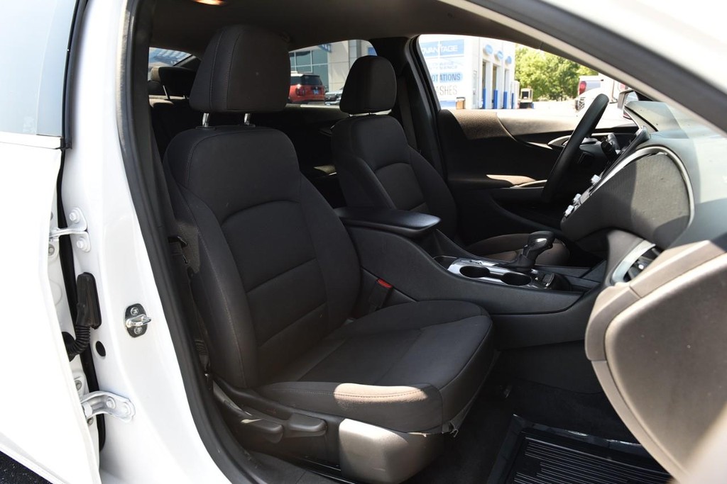 Chevrolet Malibu Vehicle Full-screen Gallery Image 18