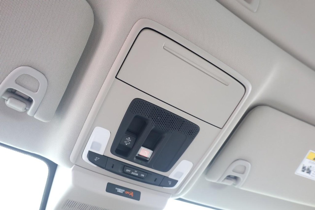 Honda Accord Sedan Vehicle Full-screen Gallery Image 16