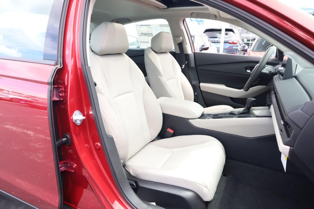 Honda Accord Sedan Vehicle Full-screen Gallery Image 23
