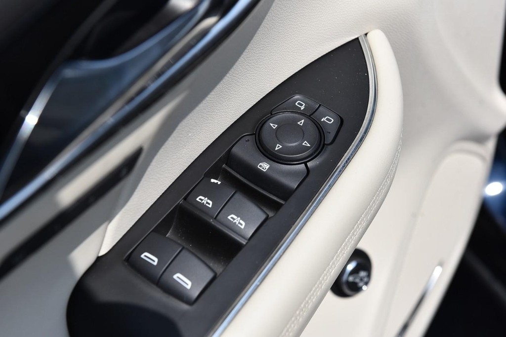 Buick Envision Vehicle Full-screen Gallery Image 08