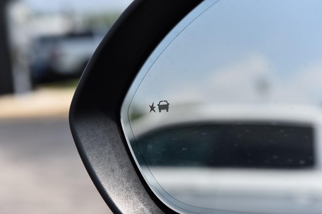 Buick Envision Vehicle Full-screen Gallery Image 11