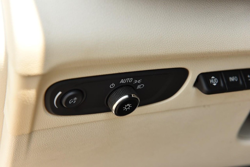 Buick Envision Vehicle Full-screen Gallery Image 12