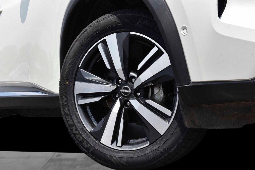 Nissan Rogue Vehicle Image 03