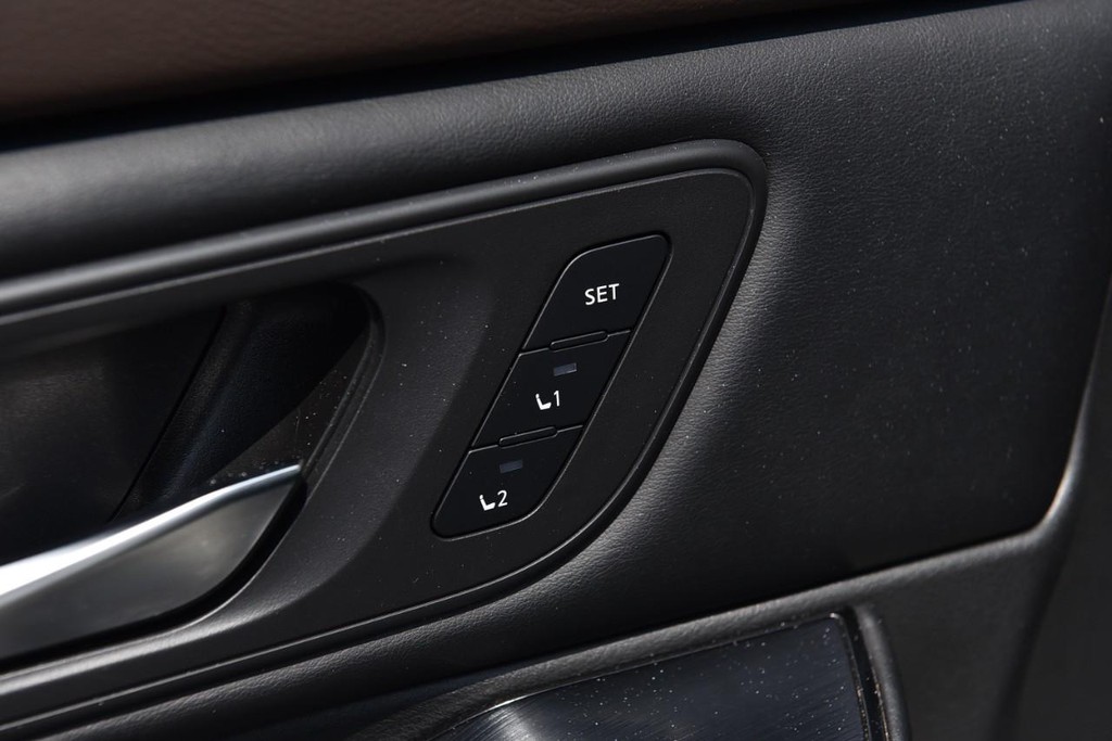 Nissan Rogue Vehicle Image 09