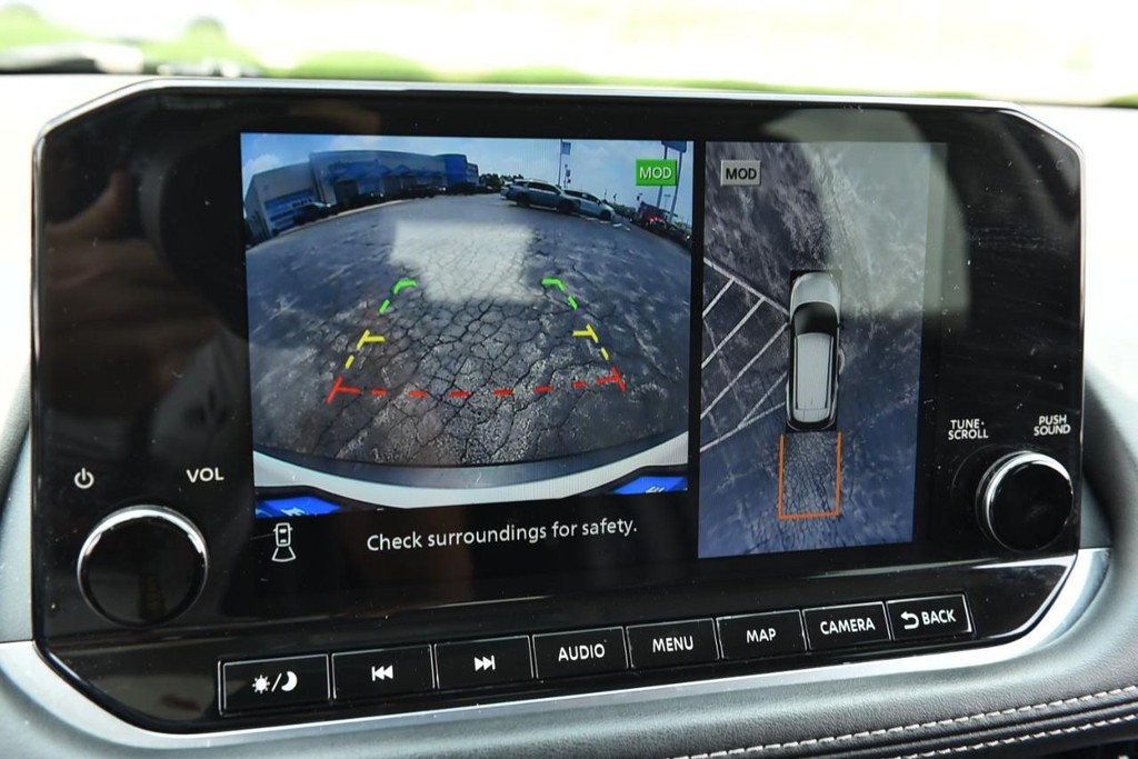 Nissan Rogue Vehicle Image 13