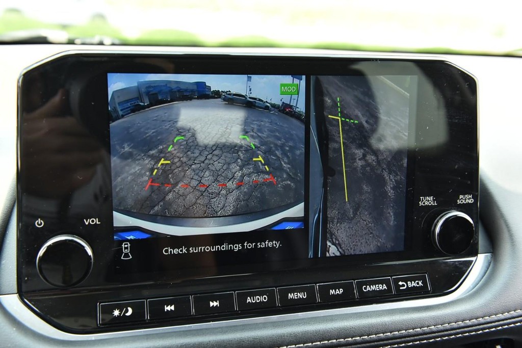 Nissan Rogue Vehicle Image 14