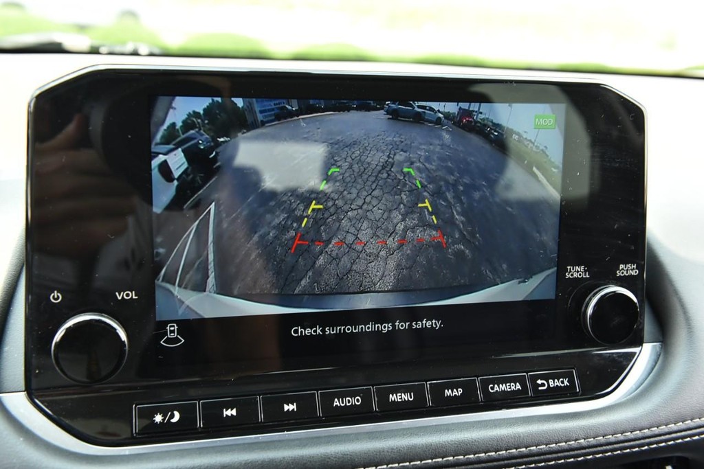 Nissan Rogue Vehicle Image 15