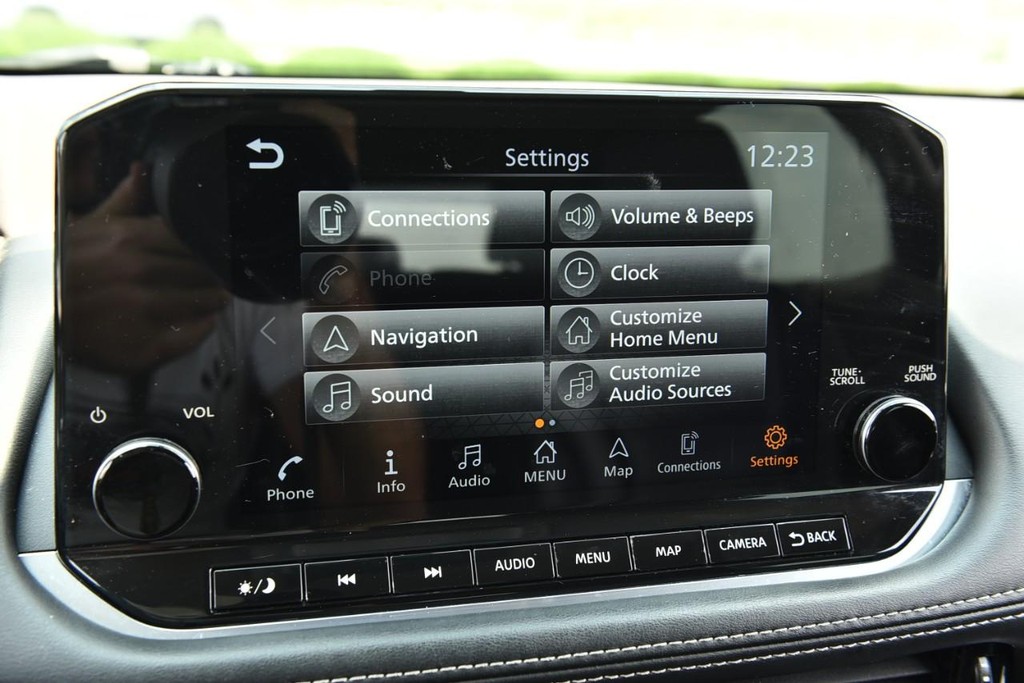 Nissan Rogue Vehicle Image 16