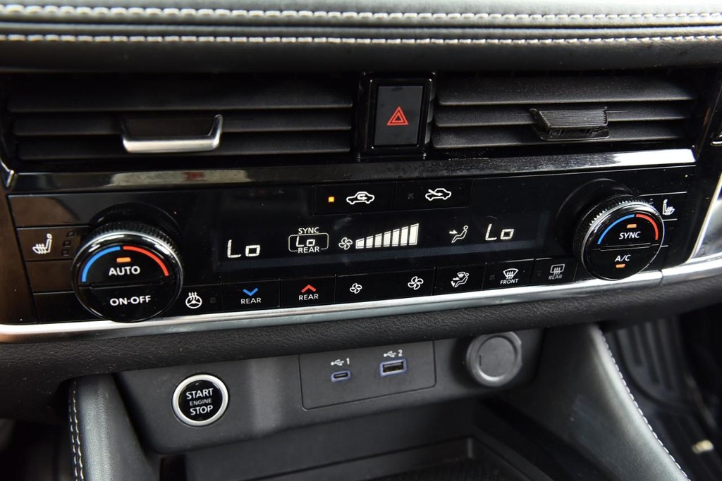 Nissan Rogue Vehicle Image 17