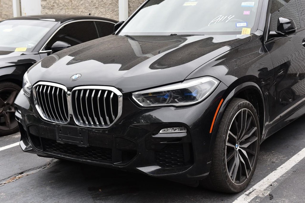 BMW X5 Vehicle Full-screen Gallery Image 02