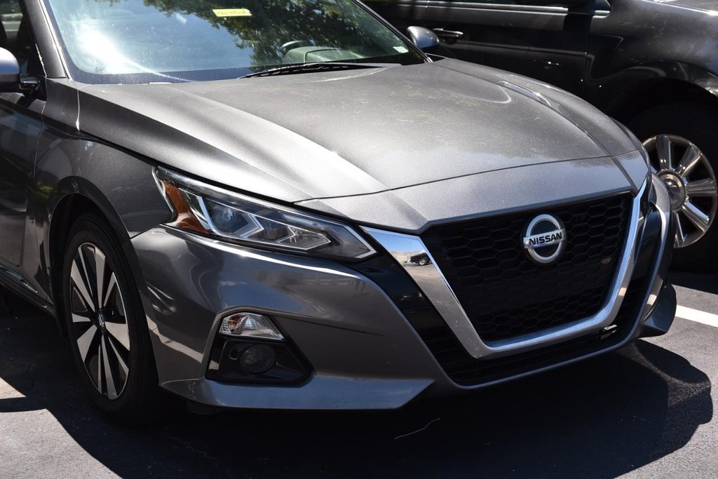 Nissan Altima Vehicle Full-screen Gallery Image 2