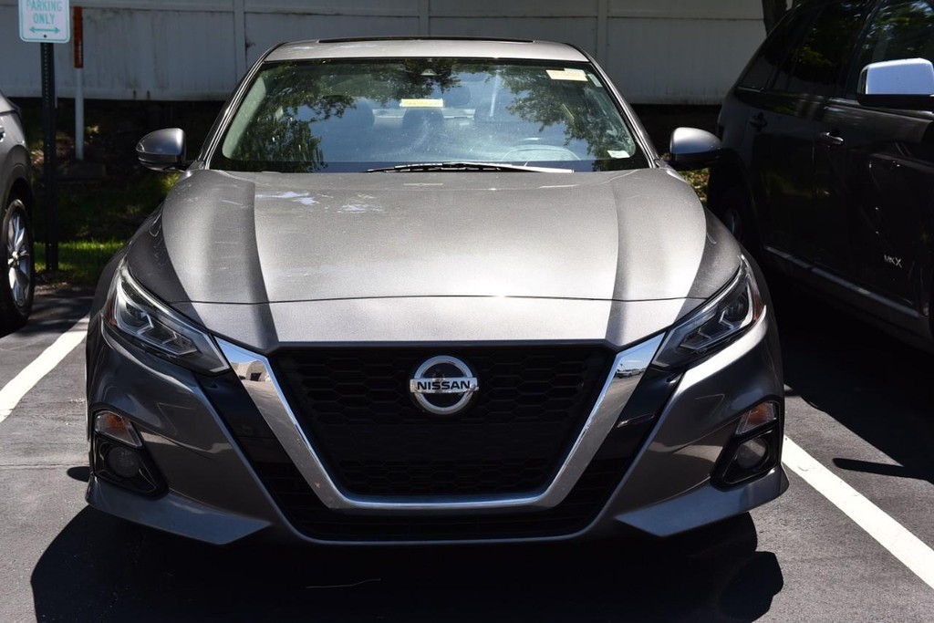 Nissan Altima Vehicle Full-screen Gallery Image 3