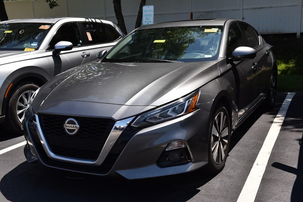 Nissan Altima Vehicle Full-screen Gallery Image 4