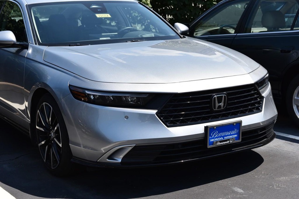 Honda Accord Hybrid Vehicle Full-screen Gallery Image 2