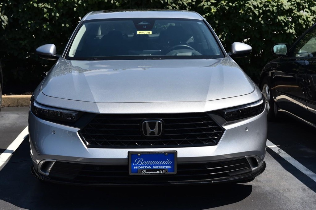 Honda Accord Hybrid Vehicle Full-screen Gallery Image 3
