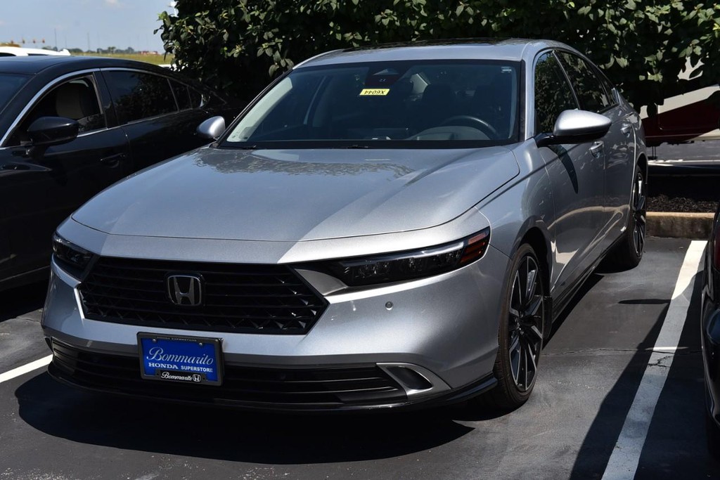 Honda Accord Hybrid Vehicle Full-screen Gallery Image 4