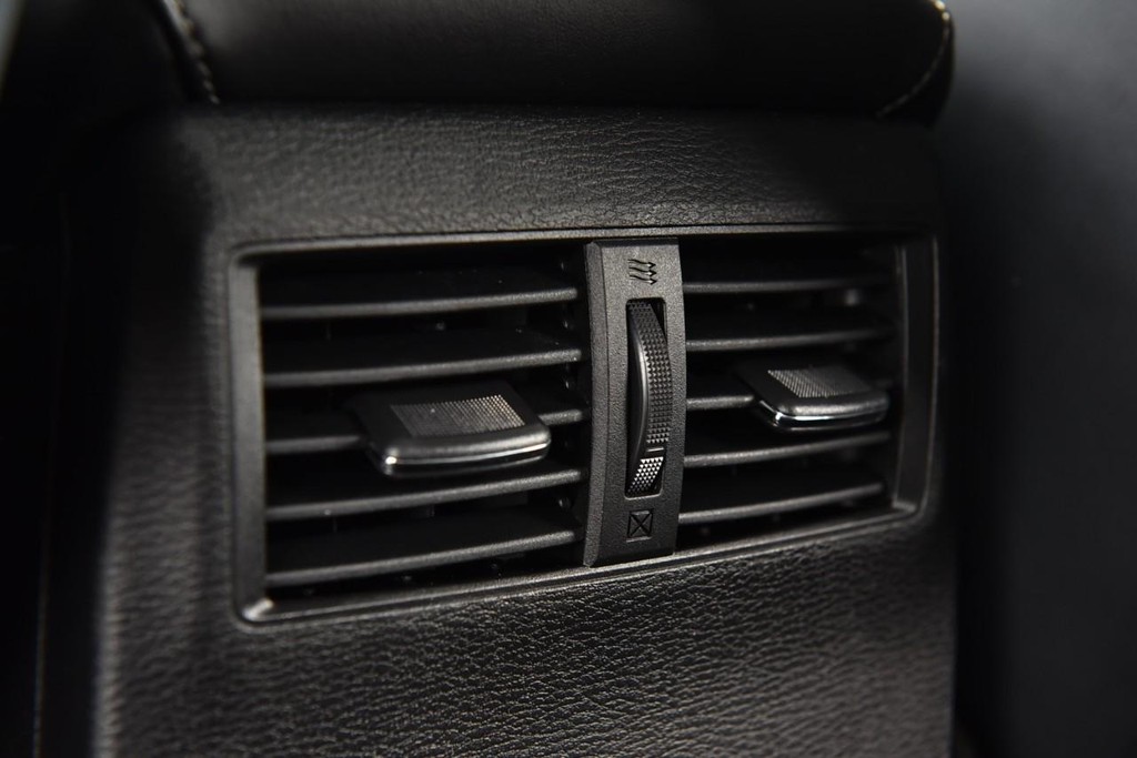 Mitsubishi Outlander Vehicle Image 26