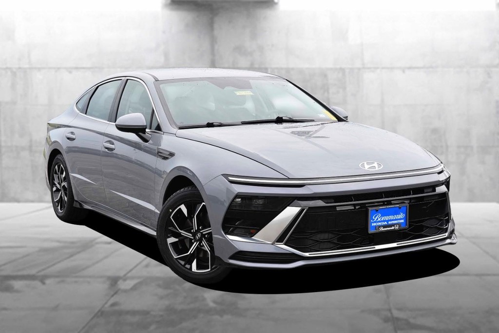 Hyundai Sonata Vehicle Image 02
