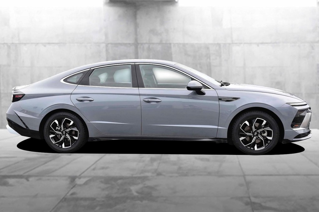 Hyundai Sonata Vehicle Image 05