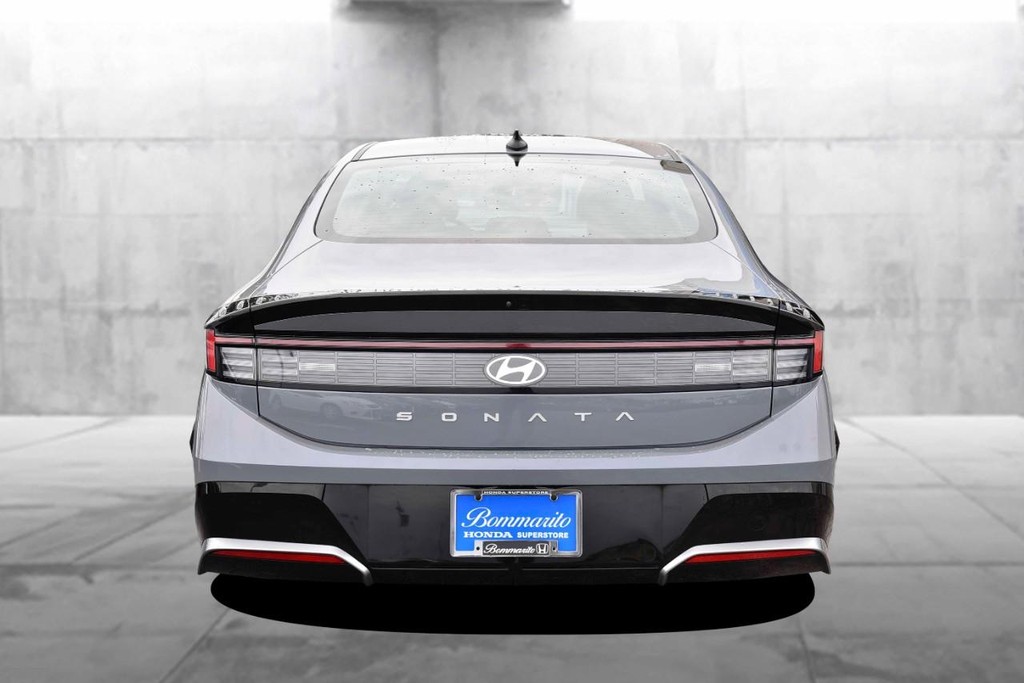 Hyundai Sonata Vehicle Image 06