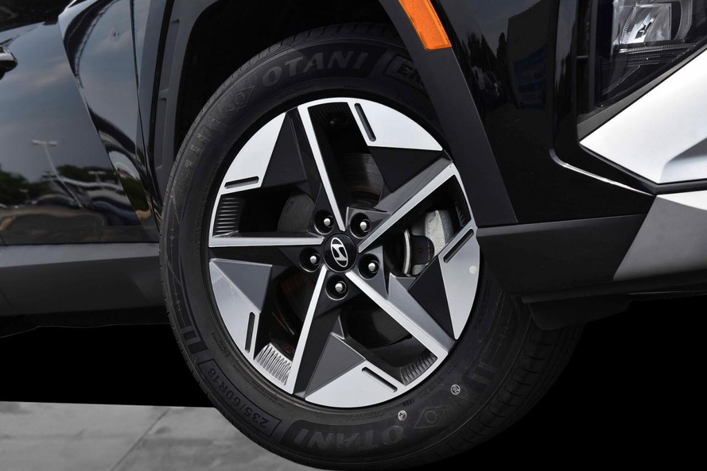 Hyundai Tucson Vehicle Image 03