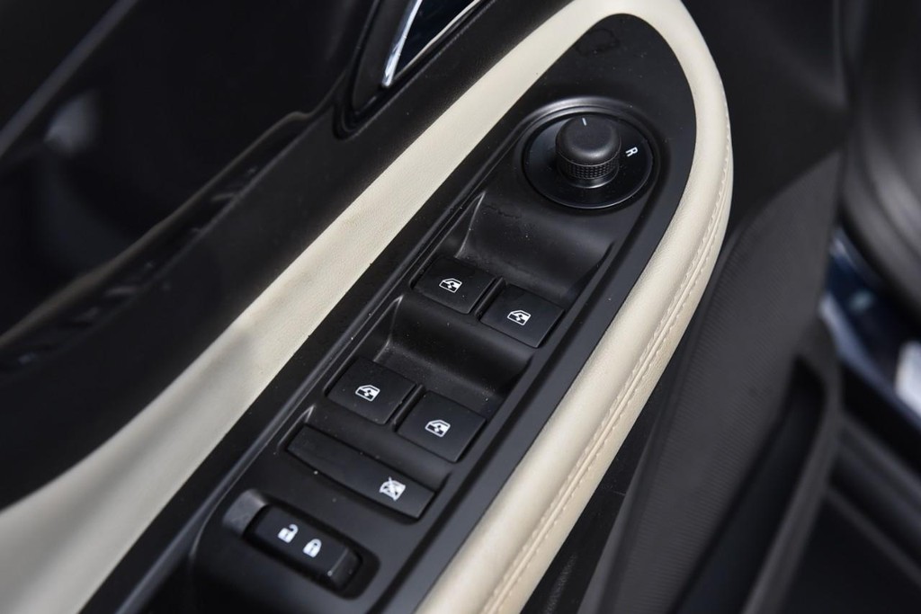 Buick Encore Vehicle Full-screen Gallery Image 08
