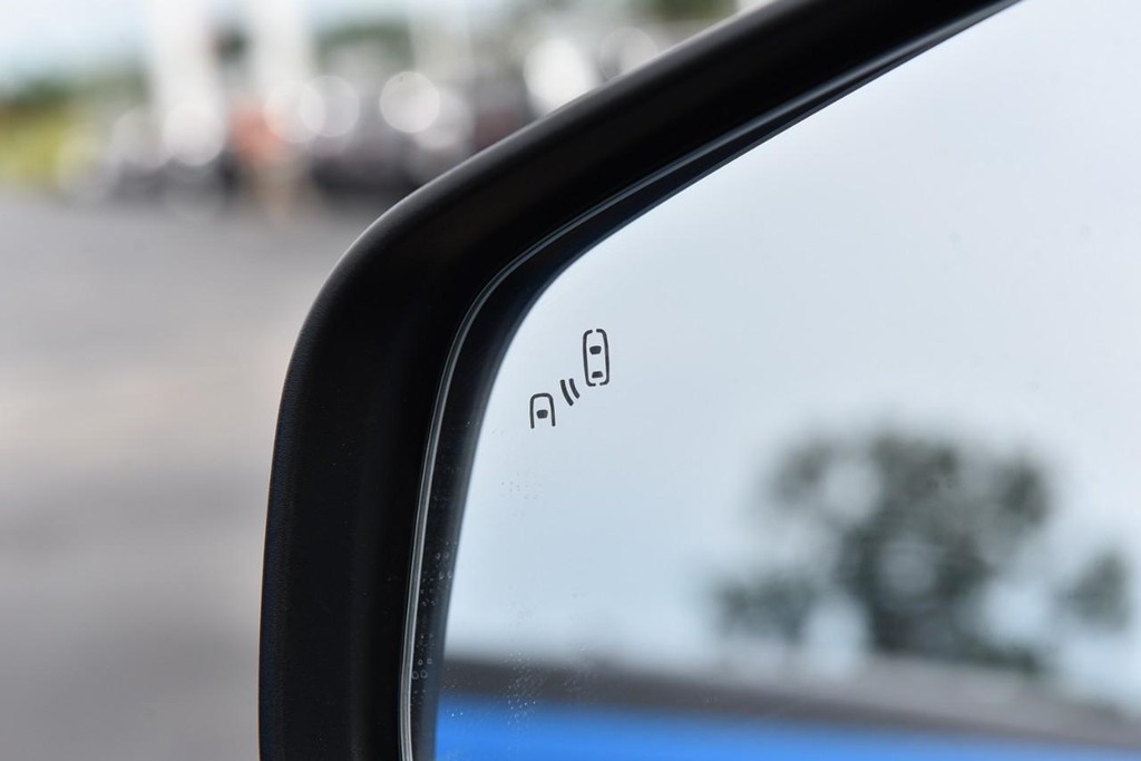 Buick Encore Vehicle Full-screen Gallery Image 09