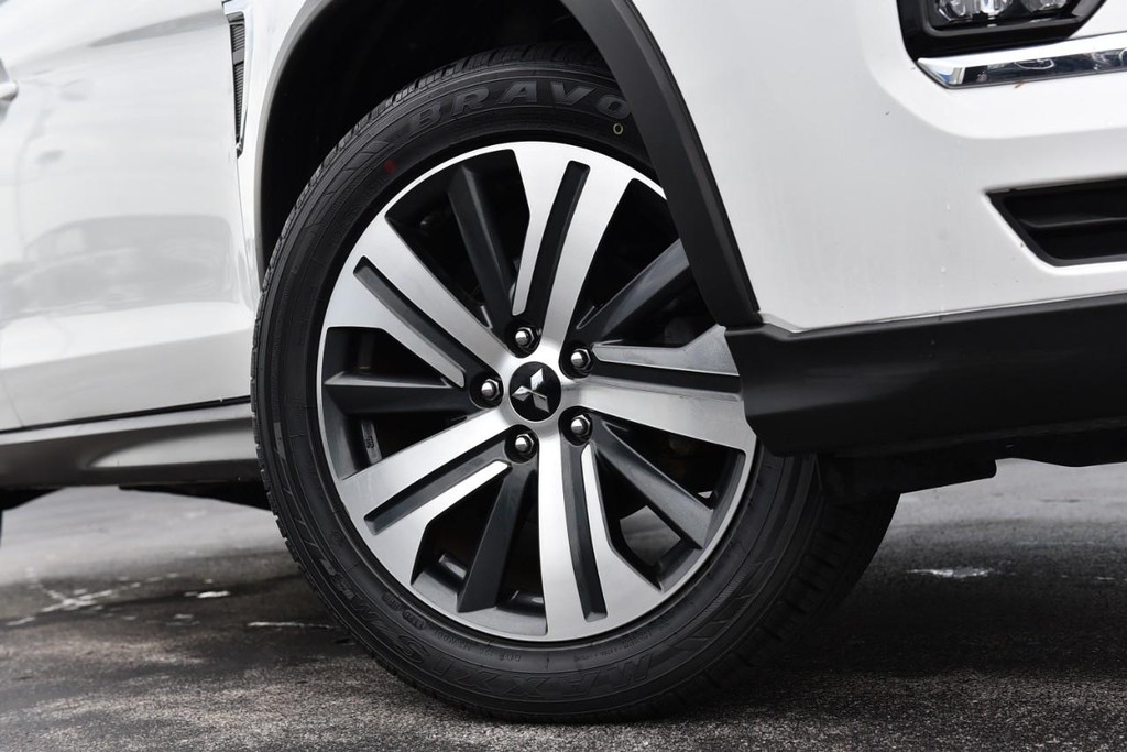 Mitsubishi Outlander Sport Vehicle Image 03