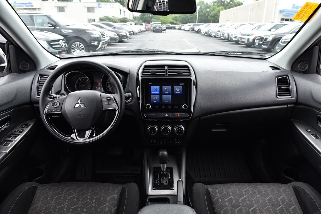 Mitsubishi Outlander Sport Vehicle Full-screen Gallery Image 7