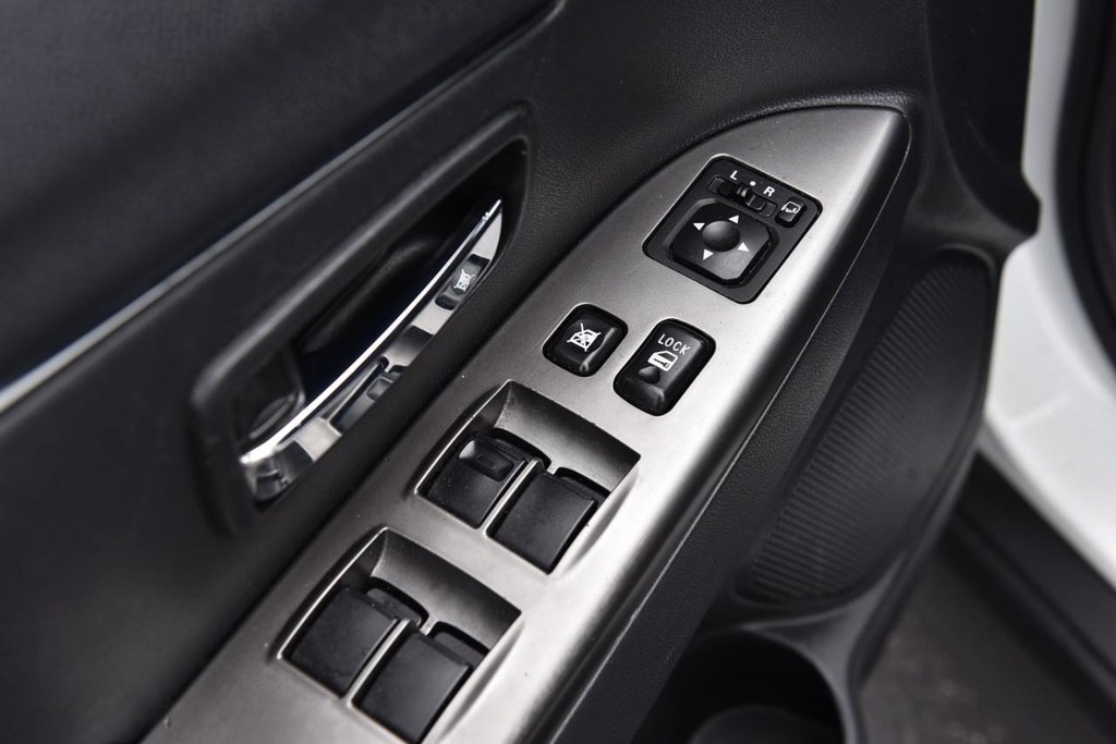 Mitsubishi Outlander Sport Vehicle Full-screen Gallery Image 8