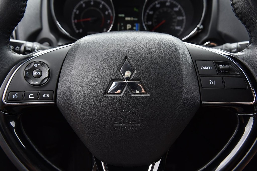 Mitsubishi Outlander Sport Vehicle Full-screen Gallery Image 17