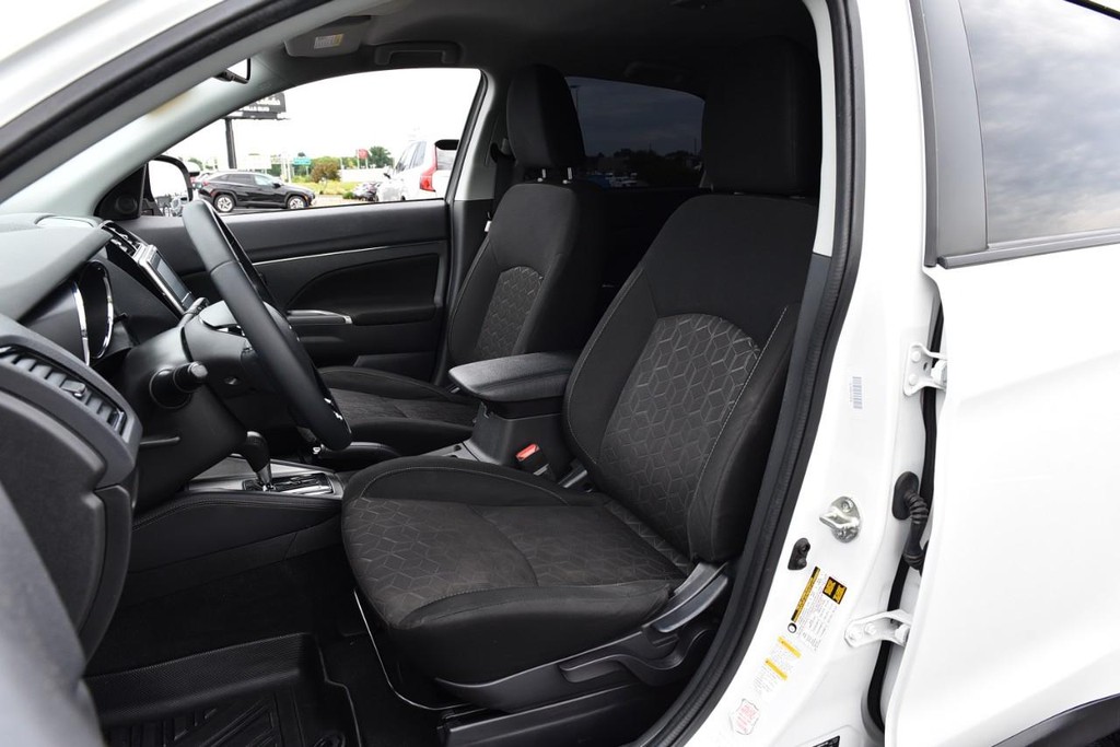 Mitsubishi Outlander Sport Vehicle Full-screen Gallery Image 18