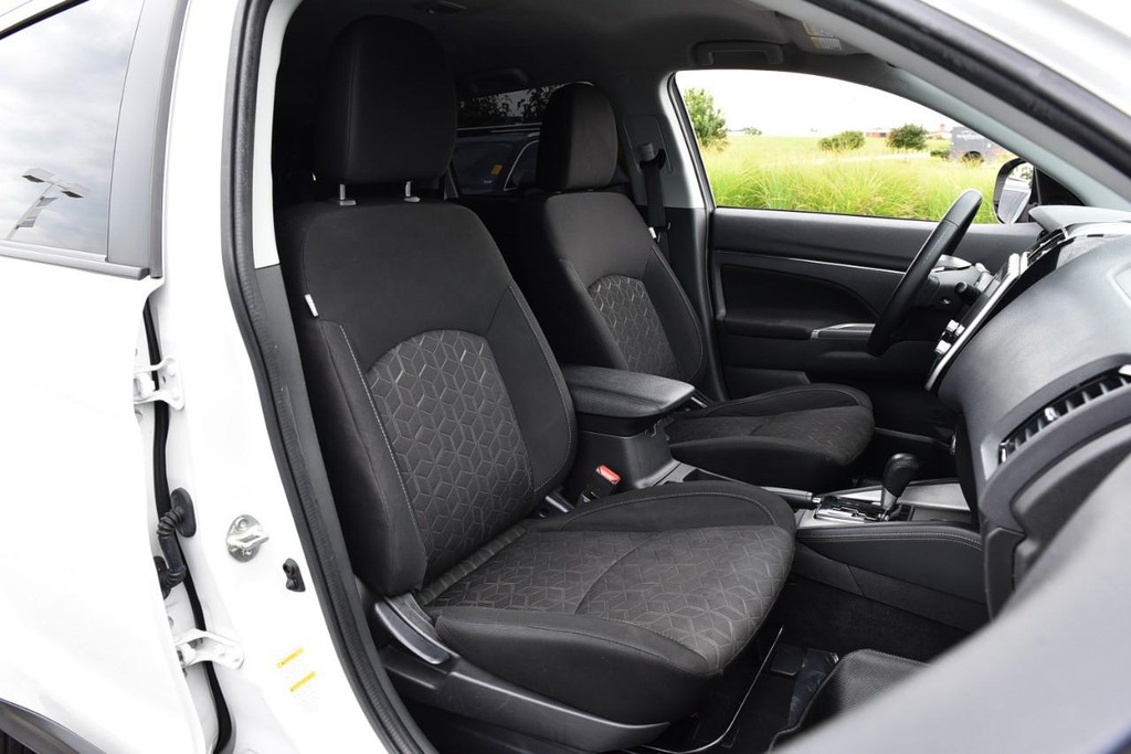 Mitsubishi Outlander Sport Vehicle Full-screen Gallery Image 19
