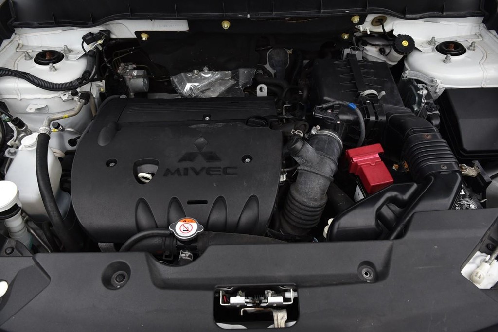 Mitsubishi Outlander Sport Vehicle Full-screen Gallery Image 22