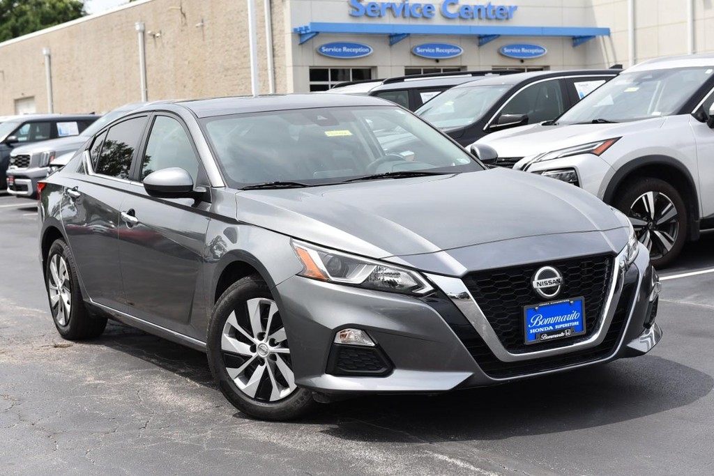 Nissan Altima Vehicle Image 02