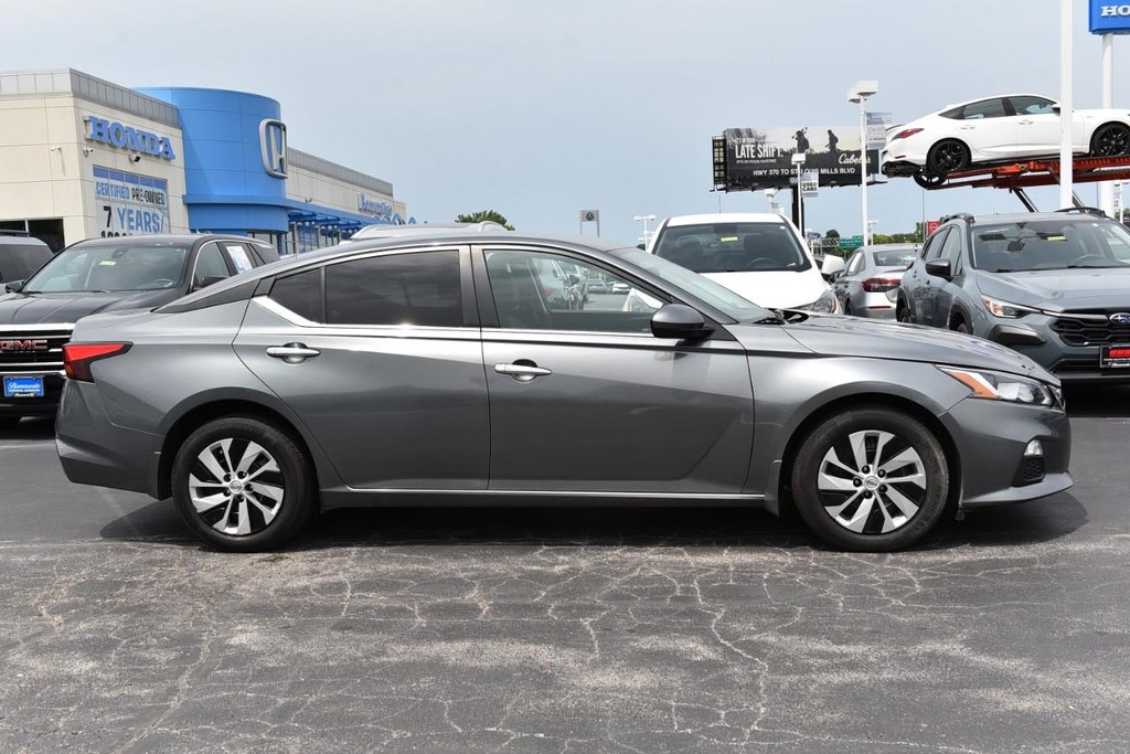 Nissan Altima Vehicle Image 05