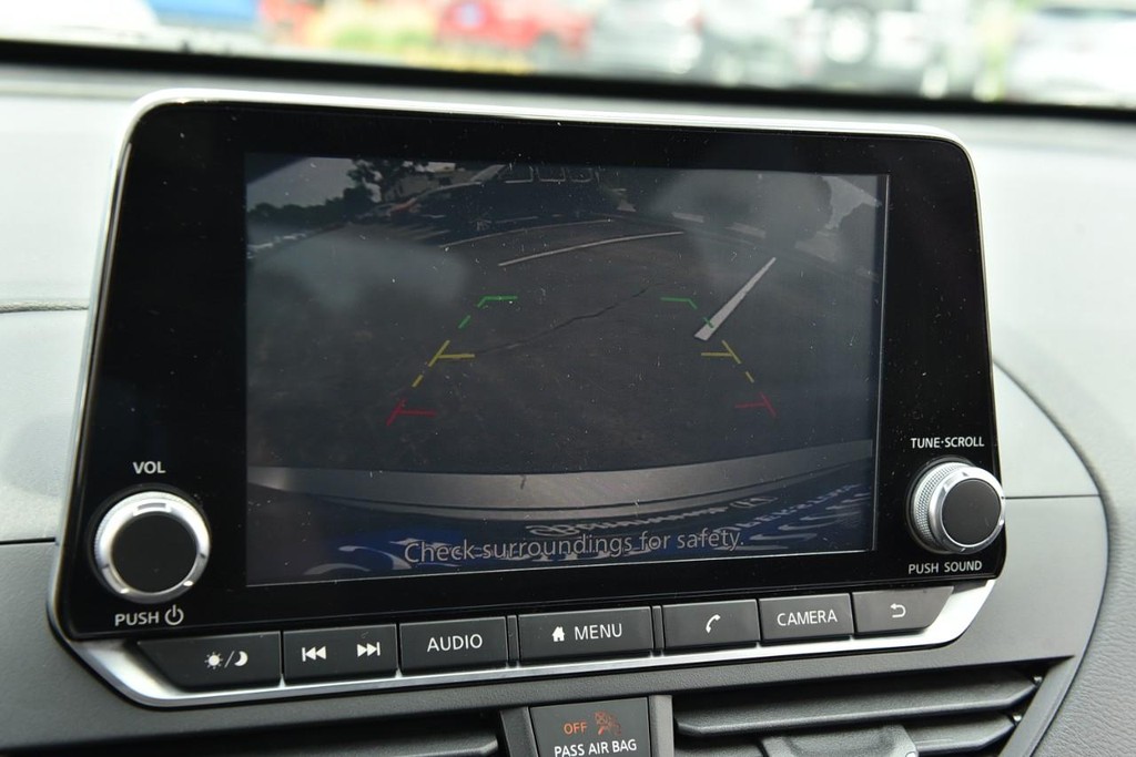 Nissan Altima Vehicle Image 12