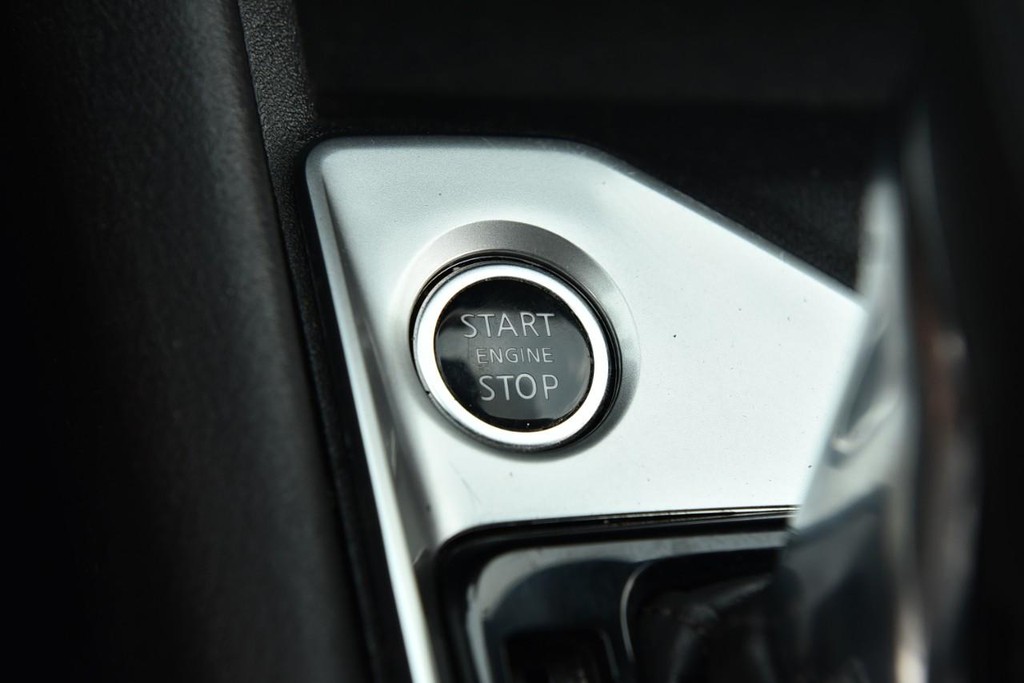 Nissan Altima Vehicle Image 16